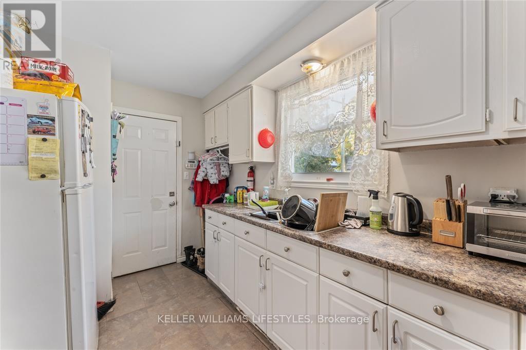 112 Euphemia Street N, Sarnia, Ontario  N7T 6A1 - Photo 3 - X9233882