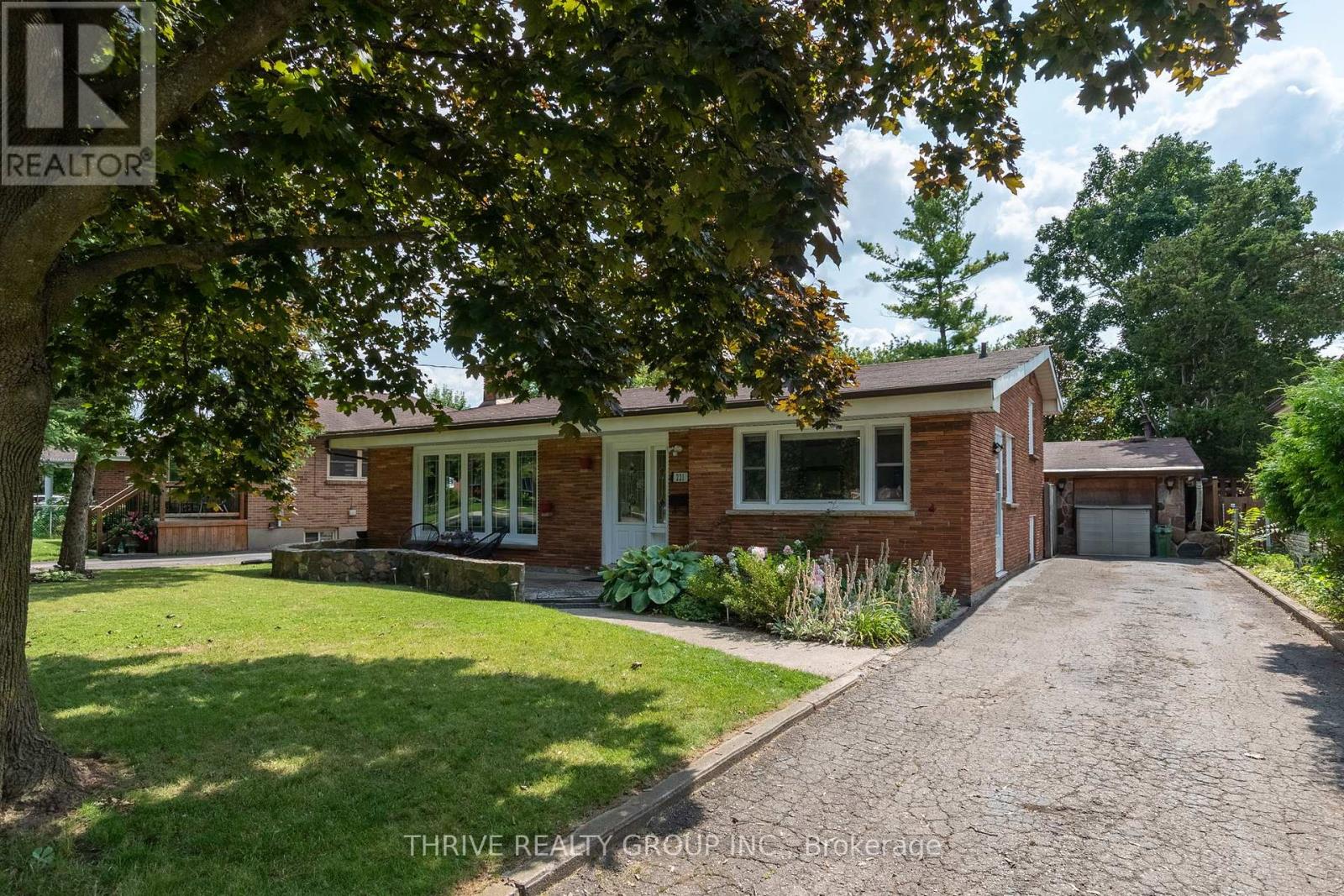 221 MERLIN CRESCENT, london, Ontario