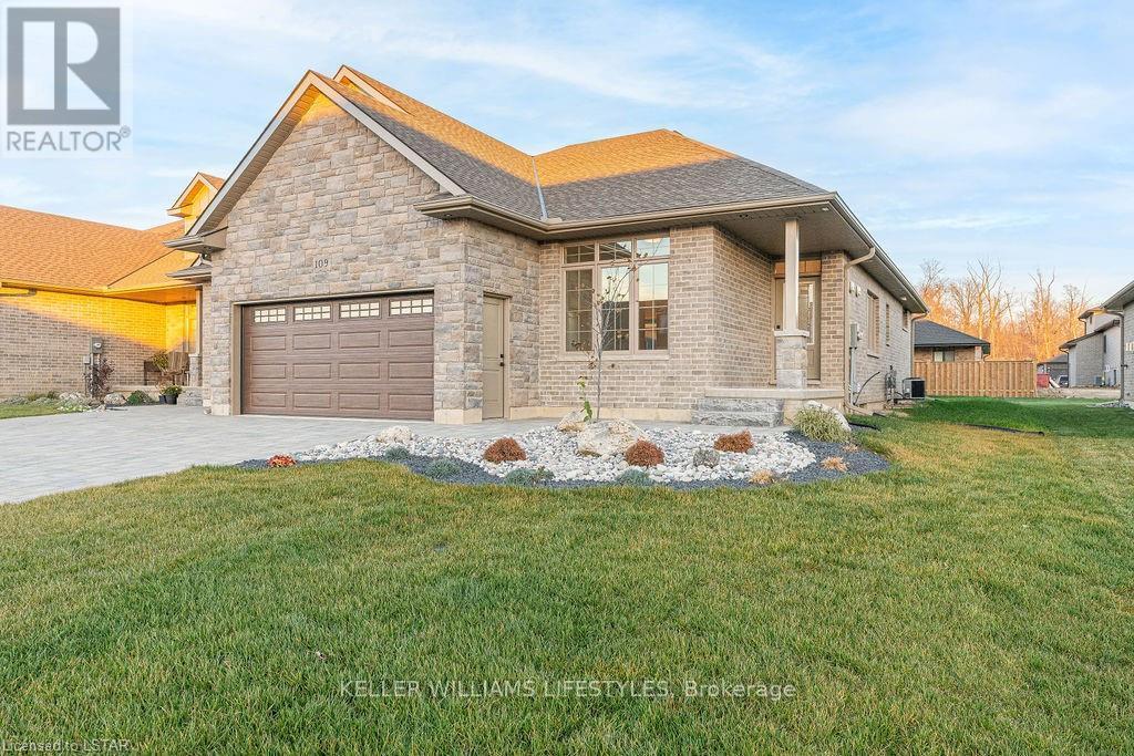 112 Leneve Street, Lambton Shores (Forest), Ontario  N0N 1J0 - Photo 4 - X9295322