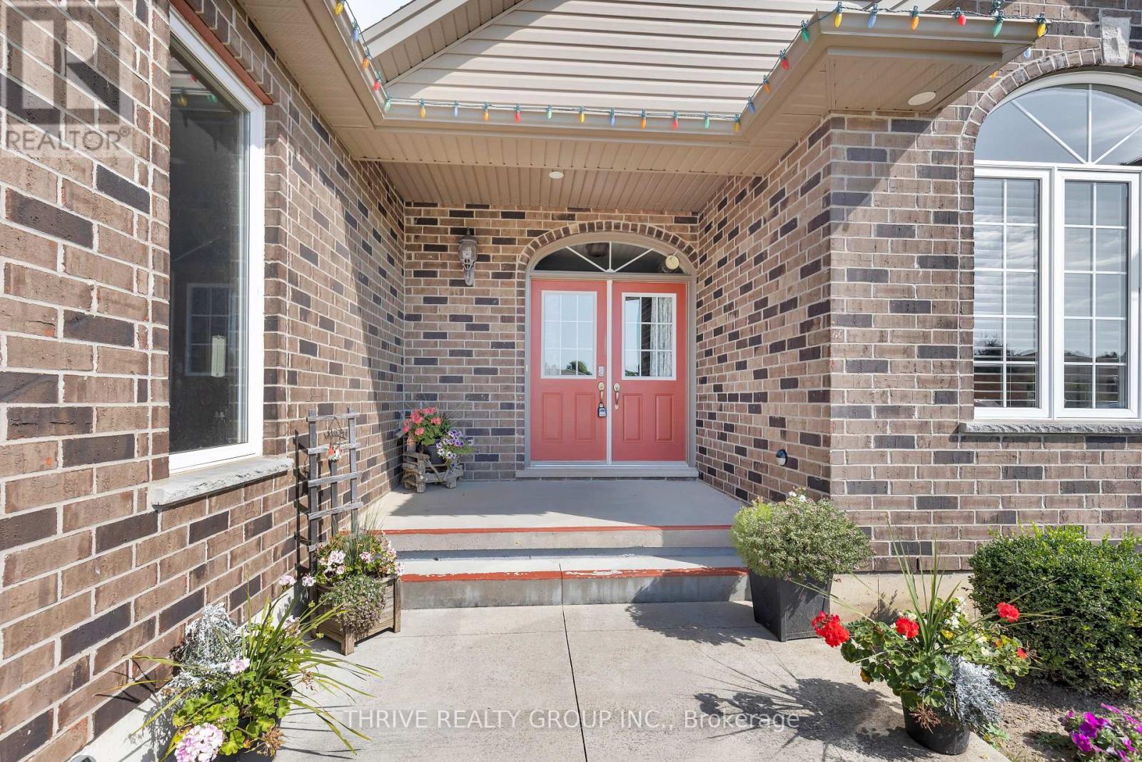 50 Fairview Drive, Lambton Shores (Arkona), Ontario  N0M 1B0 - Photo 4 - X9373148