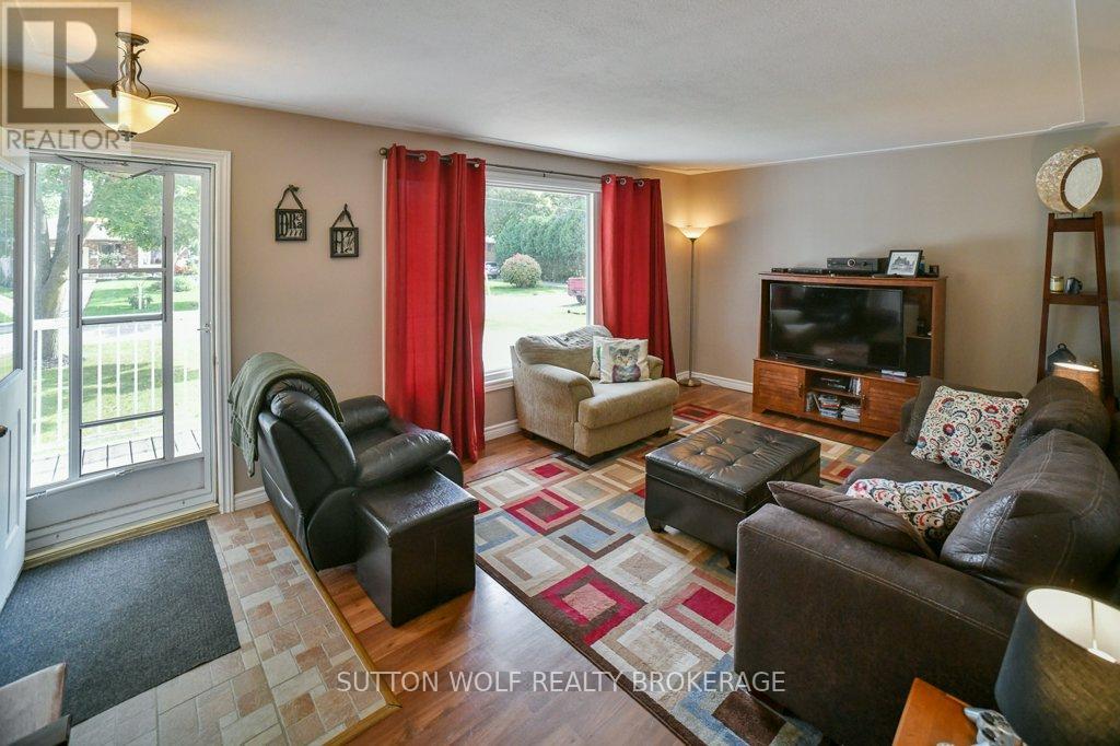 566 Dewan Street, Strathroy-Caradoc (Ne), Ontario  N7G 3C7 - Photo 2 - X9375323
