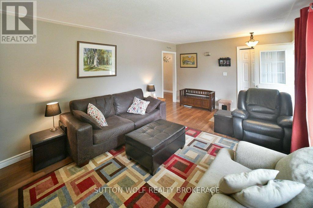 566 Dewan Street, Strathroy-Caradoc (Ne), Ontario  N7G 3C7 - Photo 4 - X9375323