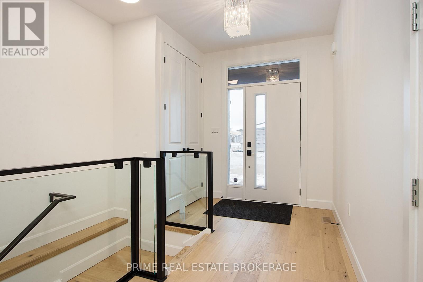 71 - 11 Coastal Crescent, Lambton Shores (Grand Bend), Ontario  N0M 1T0 - Photo 3 - X9385324
