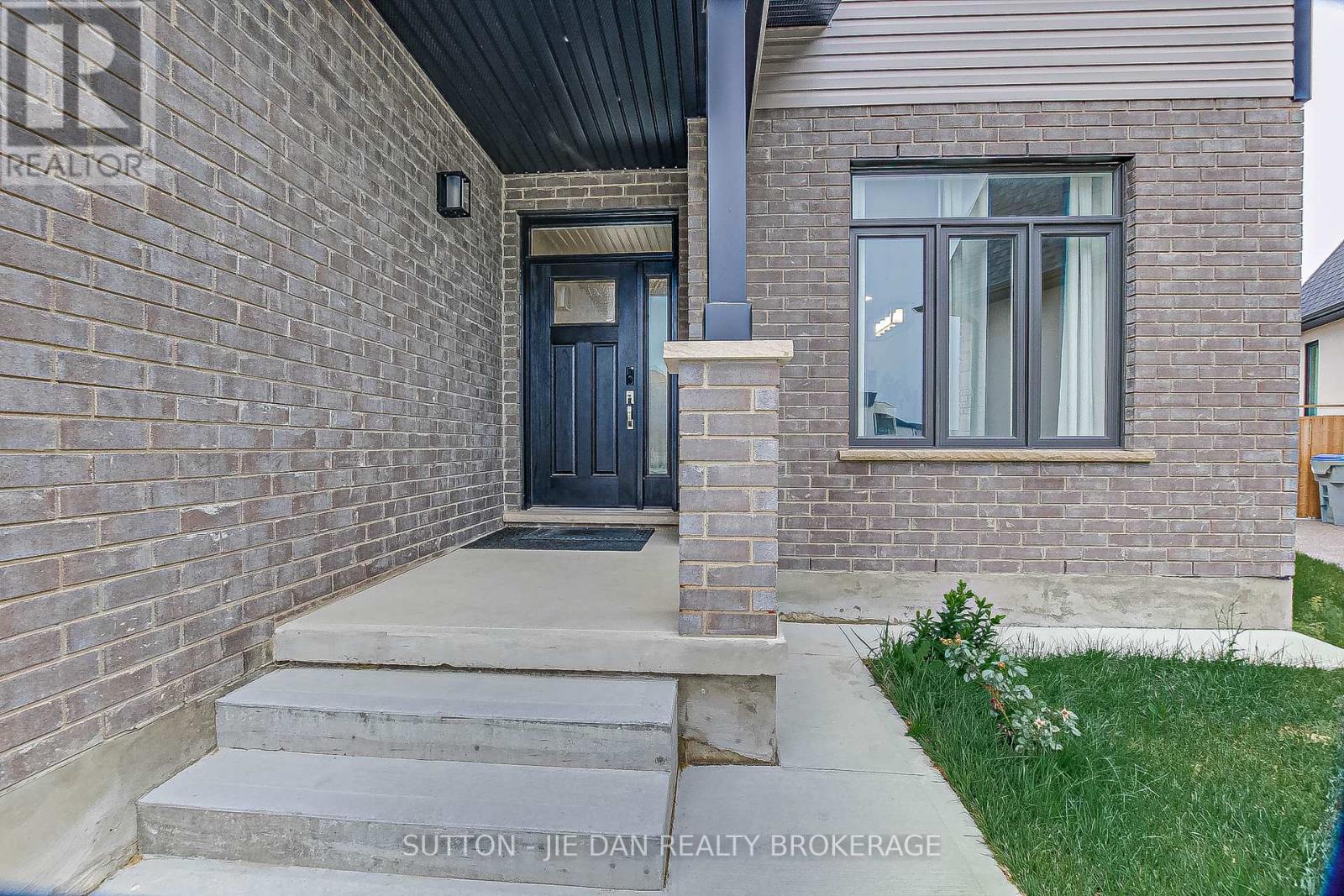 98 Locky Lane, Middlesex Centre (Komoka), Ontario  N0L 1R0 - Photo 2 - X9386867