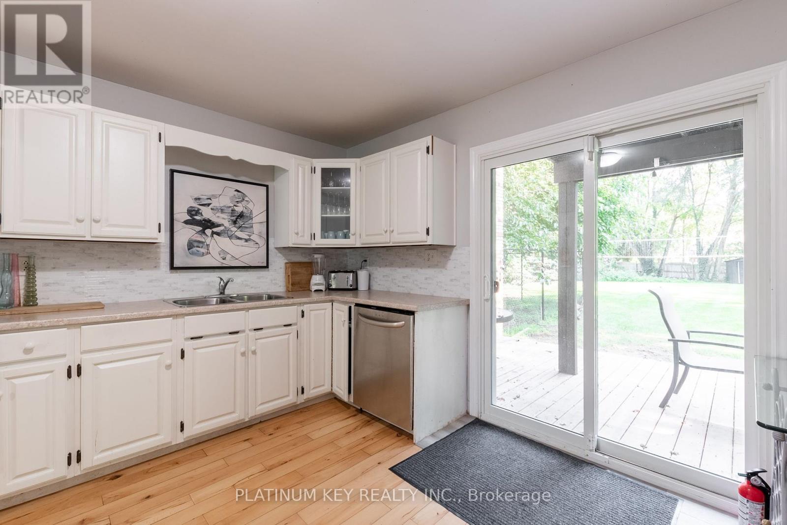 5409 Oak Avenue, Lambton Shores, Ontario  N0N 1J0 - Photo 3 - X9390512