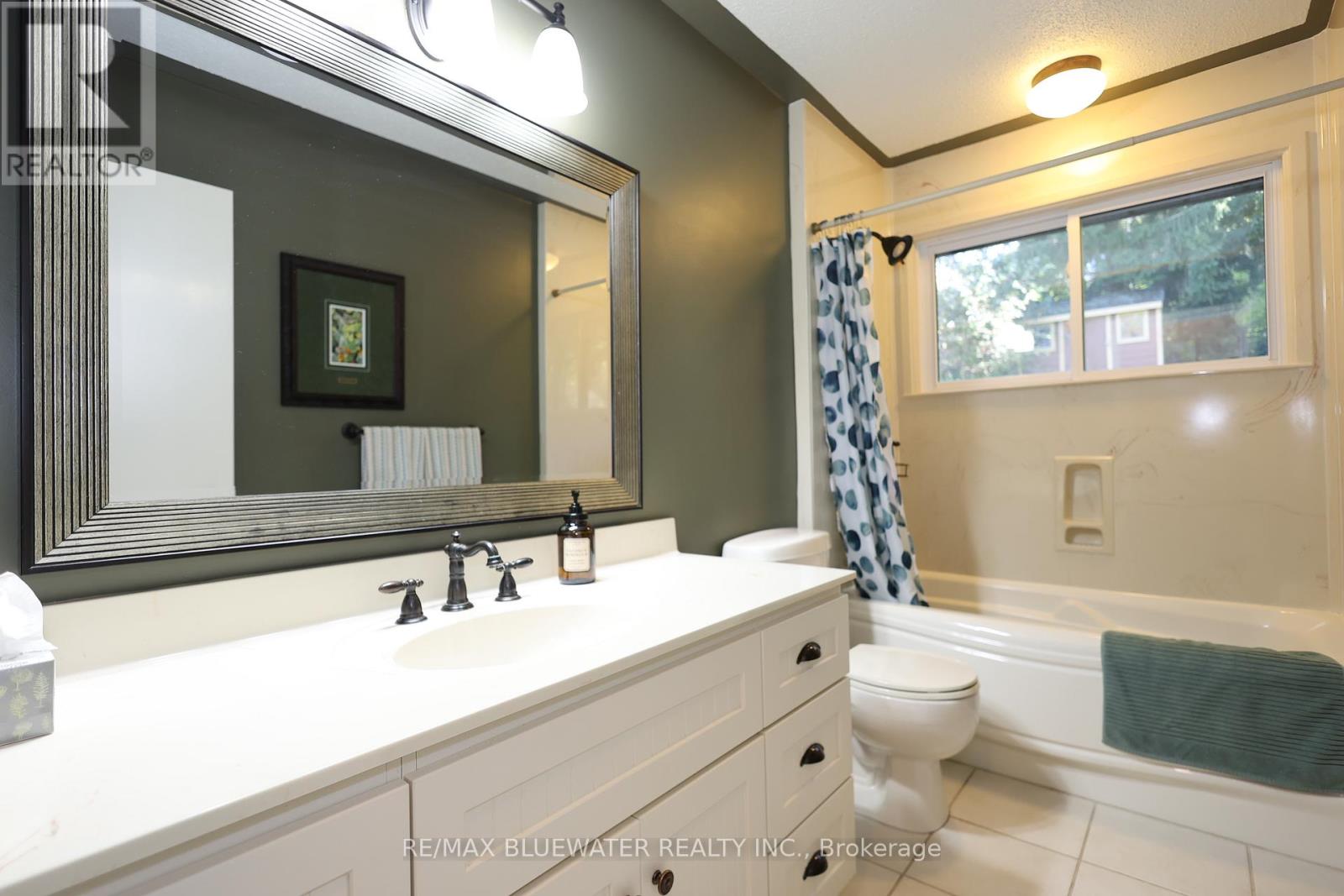 5429 Lake Valley Grove Road, Lambton Shores, Ontario  N0N 1J7 - Photo 22 - X9397505
